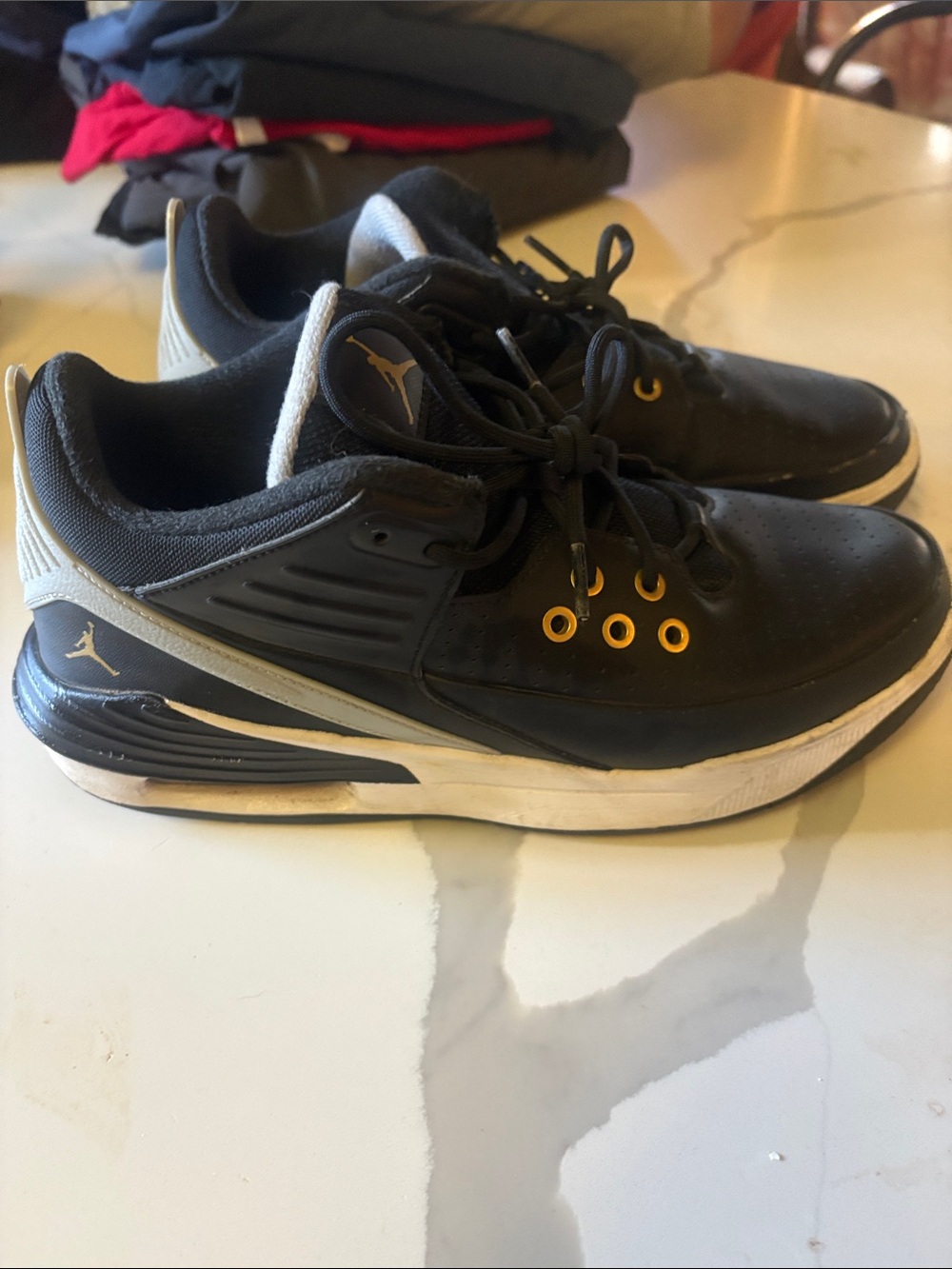 Jordan Max Aura 5 Black Metallic Gold Men’s Size 9.5 DZ4353-017